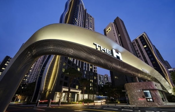 독일 디자인 어워드를 수상한 서초구 반포동 디에이치 라클라스의 주출입 문주 '디에이치 게이트 32-8'. (사진=현대건설)