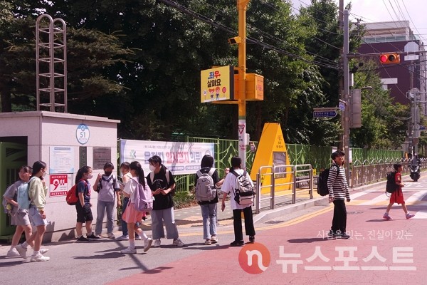 19일 서울 송파구의 한 초등학교에서 학생들이 하교하고 있다. (사진=뉴스포스트 이별님 기자)