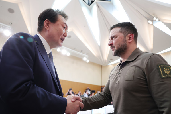 윤석열 대통령이 21일 히로시마 G7 정상회의장인 그랜드프린스호텔에서 열린 정상회의 확대세션에 참석해 볼로디미르 젤렌스키 우크라이나 대통령과 악수하고 있다. (사진=뉴시스)