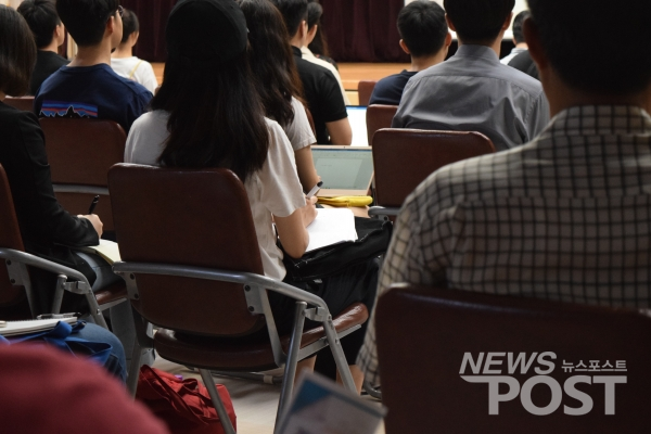 채용설명회에 참가하고 있는 구직자들. (사진=뉴스포스트DB)