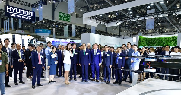 한덕수 국무총리, 송호성 기아 사장, 박형준 부산시장, 최태원 SK그룹 회장이 25일 부산 해운대구 벡스코(BEXCO)에서 열린 ‘2023 기후산업국제박람회(WCE)’ 현대차그룹관에 방문해 전시물에 대한 설명을 듣고 있다. (사진=현대차그룹)