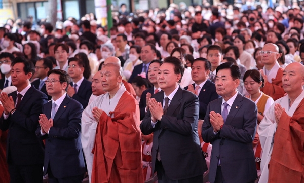 27일 윤석열 대통령이 서울 종로구 조계사에서 열린 불기 2567년 부처님 오신 날 봉축법요식에서 합장하고 있다. (사진=뉴시스)