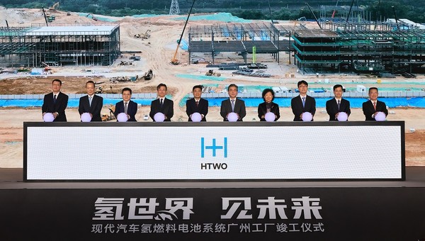 왼쪽부터 밴리밍 광둥성위 비서장, 이혁준 현대차그룹 중국유한공사 전무, 진하이 황푸해관 관장, 강상욱 주광저우대한민국 총영사, 린커칭 광둥성 정협 주석 겸 광저우시 서기, 장재훈 현대차 사장, 리신 광둥성 정협 부주석, 이옥헌 산업통상자원부 국장, 장진숭 광둥성 상무청 청장, 천제 황푸구 서기. (사진=현대자동차그룹)