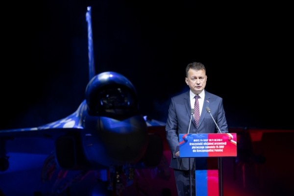 폴란드 수출형 FA-50GF 출고식에서 축사를 하는 마리우시 브와슈차크 폴란드 부총리 겸 국방장관. (사진=KAI)