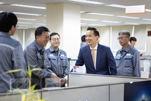 김동관 한화그룹 부회장이 한화오션 거제사업장에 방문해 직원들과 인사를 나누고 있다. (사진=한화)