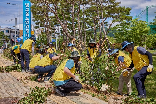 HDC현대산업개발이 지난 8일 광주 빛고을노인건강타운에 환경 개선을 위한 울타리길 조성 나무 심기 봉사활동을 하고 있다. (사진=HDC현대산업개발)