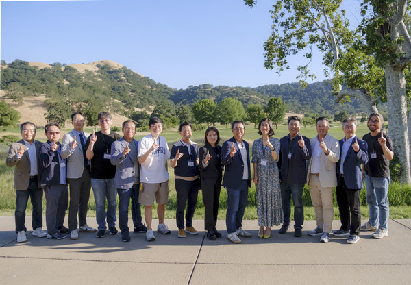 유영상 SKT 사장(왼쪽부터 아홉 번째)이 지난 16일(현지시간) 미국 실리콘밸리에서 개최한 ‘K-AI 얼라이언스 유나이트’ 행사를 끝내고 파트너사 CEO들과 기념 촬영을 하는 모습. (사진=SKT)