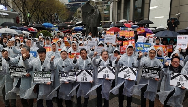 지난 2018년 4월 서울 동화면세점 앞에서 의료계 인사들이 이대 목동병원 신생아중환자실 의료진 3명 구속을 규탄하며 집회를 하고 있다. (사진=뉴시스)