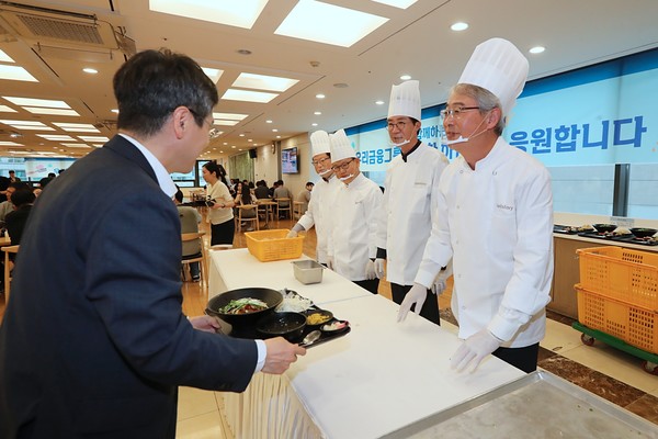 임종룡 우리금융지주 회장이 지난달 30일 취임 100일을 앞두고 서울 중구 우리금융 본점 식당에서 직원들에게 직접 배식하며 소통의 시간을 가졌다. (사진=우리금융지주)