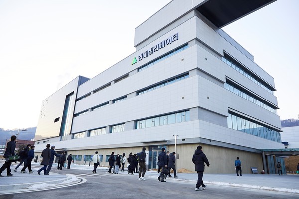 현정은 현대그룹 회장 (사진=현대그룹) 현대엘리베이터가 지난해 2월 이전한 충주  소재 스마트캠퍼스. (사진=현대엘리베이터)