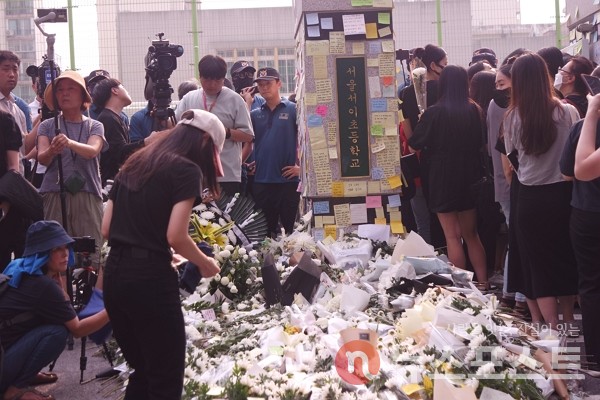 지난 20일 오후 서울 서초구 서이초등학교 정문 앞에 해당 학교에서 스스로 목숨을 끊은 교사를 추모하는 인파들이 몰렸다. (사진=뉴스포스트 이별님 기자)