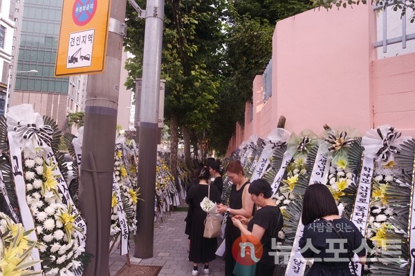 지난 20일 오후 서울 서초구 서이초등학교 인근에 해당 학교에서 스스로 목숨을 끊은 교사를 추모하려는 사람들이 줄을 서고 있다. (사진=뉴스포스트 이별님 기자)