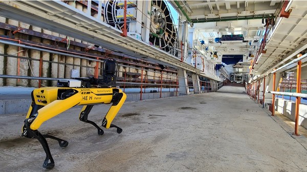 현대건설이 인공지능 안전 로봇개 ‘스팟’을 터널 공사현장에 투입해 TBM 장비를 모니터링하고 있다. (사진=현대건설)