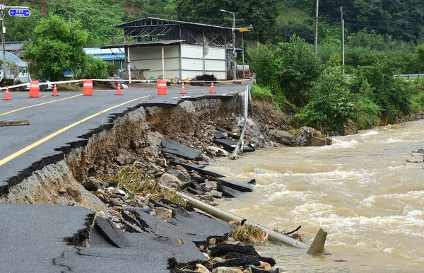 17일 오전 경북 예천군 은풍면의 한 도로가 집중호우로 인해 유실돼 있다. 숙박업소와 관련 없는 사진. (사진=뉴시스)