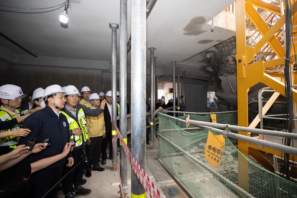 원희룡 국토교통부 장관이 지난 5월 인천시 서구 검단신도시 아파트 지하주차장 붕괴사고 현장을 찾아 관계자로부터 설명을 듣고 있다. (사진=뉴시스)