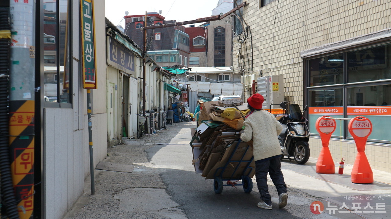 지난 4월 서울 마포의 한 고물상 입구. 생계 사유로 일해야 하는 고령층이 늘고 있다. (사진=뉴스포스트 강대호 기자)