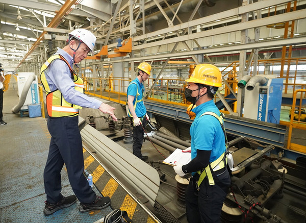 한문희 사장(가장 왼쪽)이 지난 3일 KTX 등 차량 유지보수를 담당하는 부산철도차량정비단을 방문해 차바퀴와 전기공급장치 정비 과정을 살피고 있다. (사진=한국철도공사)