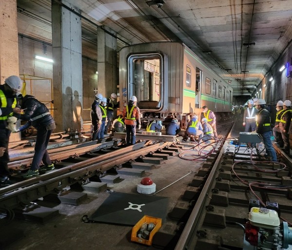 한문희 부산교통공사 사장 재임 기간인 지난 2022년 1월 26일 발생한 부산도시철도 2호선 탈선 현장. 올해 5월 14일 부산도시철도 1호선 열차도 신평역 인근에서 운행 중 탈선한 바 있다. (사진=뉴시스)