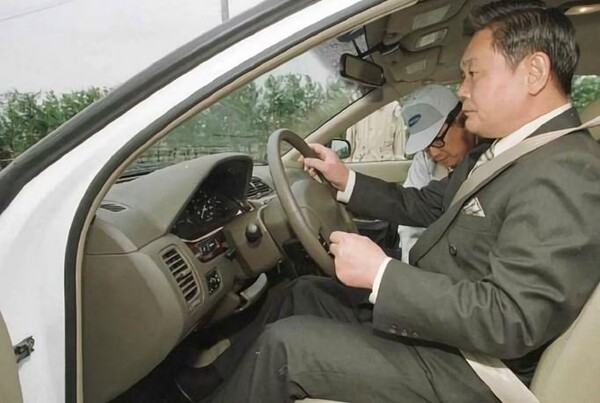 이건희 선대회장이 1997년 5월 삼성자동차 부산공장 설비가동식에 참가해 개발 중인 자동차 시제품(KPQ)을 시승하고 있다. (사진=르노코리아자동차)