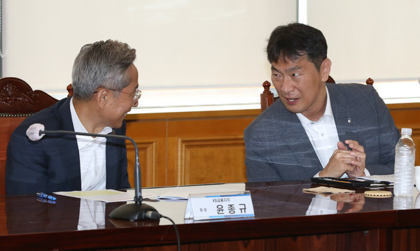 이복현 금융감독원 원장이 지난달 5일 서울 중구 은행회관에서 열린 은행지주회장 간담회에서 윤종규 KB금융지주 회장과 대화를 나누고 있다. (사진=뉴시스)