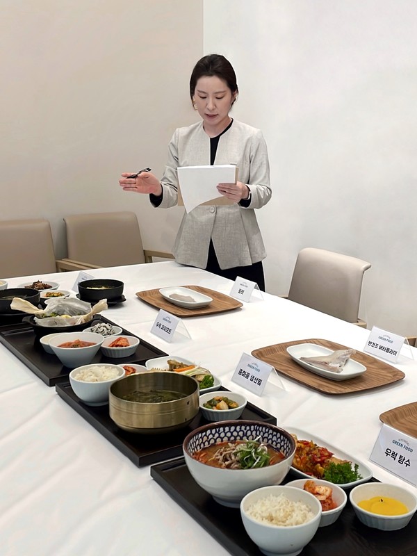 HD현대 글로벌R&D센터에서 우럭과 전복을 활용한 신규 레시피의 품평회를 실시하는 모습. (사진=HD현대)