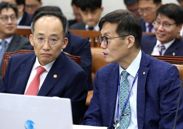추경호 경제부총리 겸 기획재정부 장관과 이창용 한국은행 총재가 22일 오전 서울 여의도 국회에서 열린 기획재정위원회 전체회의에서 대화를 하고 있다. (사진=뉴시스)