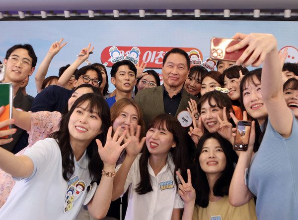 최태원 SK회장이 24일 이천 SKMS연구소에서 '이천포럼 2023'에 참가한 구성원들과 함께 기념촬영을 하고 있다. (사진=SK)