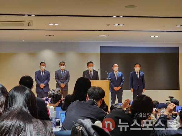 허영인 SPC그룹 회장을 비롯해 계열사 대표들이 지난해 10월21일 오전 서울 서초구 양재동 SPC 본사에서 평택 SPC 계열사 SPL의 제빵공장 사망 사고 관련 대국민 사과를 하고 있다. (사진=뉴스포스트DB)