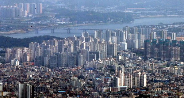 서울 송파구 롯데월드타워 전망대에서 바라본 서울 시내의 아파트 모습. (사진=뉴시스)