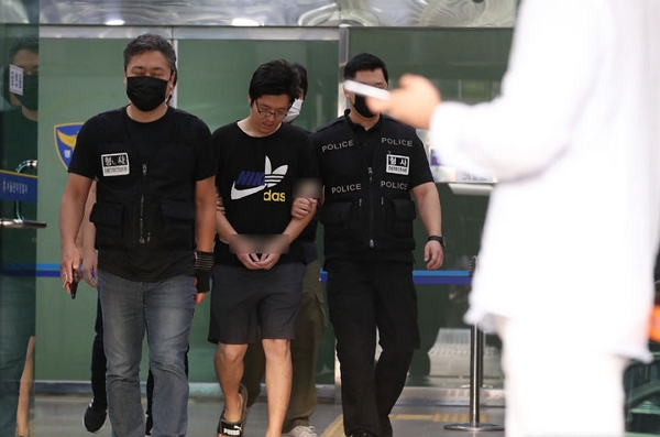 지난 25일 산속 둘레길에서 30대 여성을 성폭행하고 살해한 혐의로 구속된 최윤종이 서울 관악경찰서에서 검찰로 송치되고 있다. (사진=뉴시스)