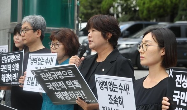지난달 25일 오전 서울 서초구 서초경찰서 앞에서 열린 '서이초 사건 진상규명 촉구 전교조 기자회견'에서 전희영 전국교직원노동조합 위원장이 발언을 하고 있다. (사진=뉴시스)