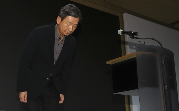 황현식 LG유플러스 대표가 지난 2월 16일 LG 유플러스 용산사옥에서 열린 개인정보 유출 및 디도스 공격 관련 기자간담회에서 개인정보 유출과 관련해 사과 인사를 하고 있다. (사진=뉴시스)