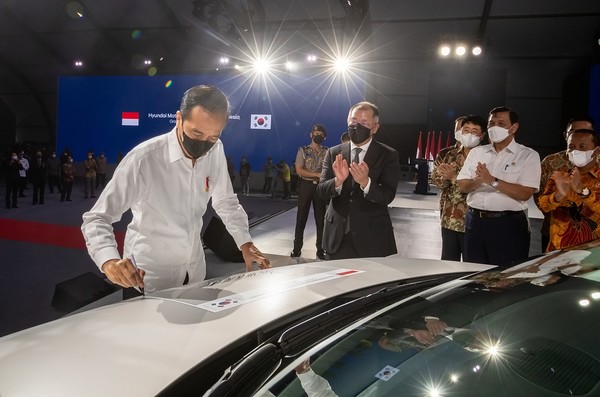 지난해 3월 현대차 인도네시아 공장 준공식에서 조코 위도도 인도네시아 대통령(앞줄 왼쪽 첫 번째)이 정의선 현대차그룹 회장(앞줄 왼쪽 두 번째)와 함꼐 전기차 아이오닉5에 기념 서명하고 있다. (사진=현대자동차그룹)