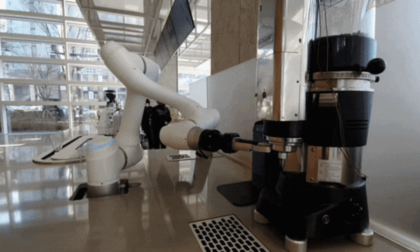 경기도 성남시 분당두산타워에 설치된 두산로보틱스 로봇 바리스타가 에스프레소를 추출하고 있다. (사진·편집=이상진 기자) 