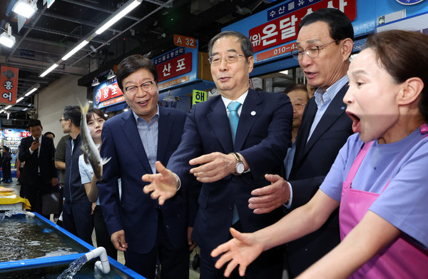 한덕수 국무총리가 지난 4일 서울 송파구 가락 수산시장에서 수산물 소비 동향을 점검하고 있다. (사진=뉴시스)