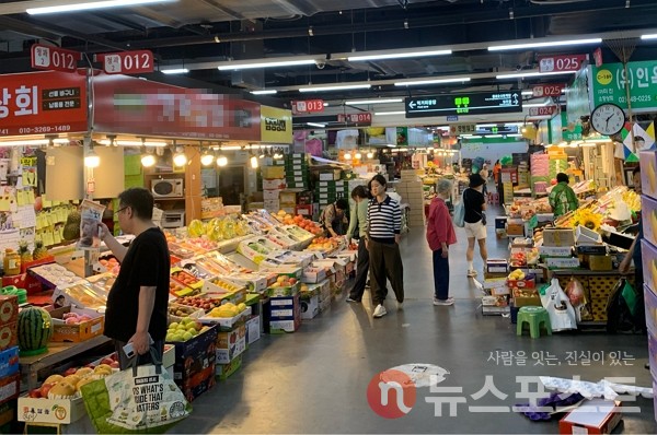 14일 서울 송파구 가락시장 소매장터에서 소비자들이 농산물을 보고 있다. (사진=뉴스포스트 이별님 기자)