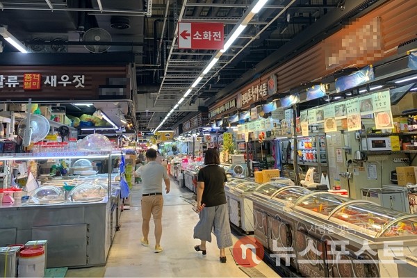 14일 서울 송파구 가락시장 소매장터에서 소비자들이 수산물을 보고 있다. (사진=뉴스포스트 이별님 기자)