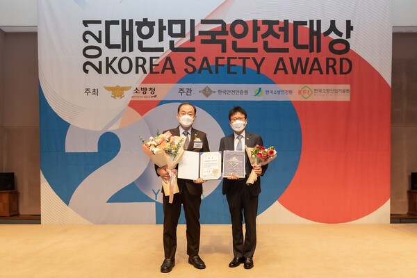 김호빈 한국중부발전 사장(왼쪽)이 2021년 11월 '제20회 대한민국 안전대상' 대통령상을 받고 있다.(사진=한국중부발전)