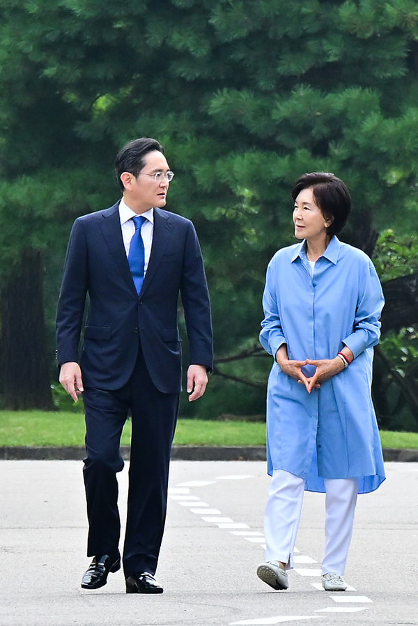 19일 삼성화재 안내견학교에서 열린 안내견 30주년 기념 행사에 참석하기 위해 이동 중인 이재용 삼성전자 회장과 홍라희 前 삼성미술관 리움 관장. (사진=삼성전자)