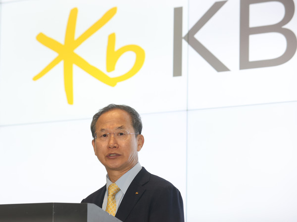 KB금융지주 차기 회장 최종 후보자로 선정된 양종희 부회장이 지난 11일 서울 여의도 KB 국민은행 본점으로 출근하며 약식 인터뷰를 하고 있다. (사진=뉴시스)