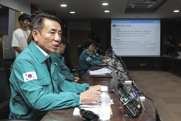 한문희 코레일 사장이 지난 17일 오후 서울 중구 코레일 서울본부에서 원희룡 국토교통부 장관에게 철도노조 파업 상황을 보고하고 있다. (사진=뉴시스)