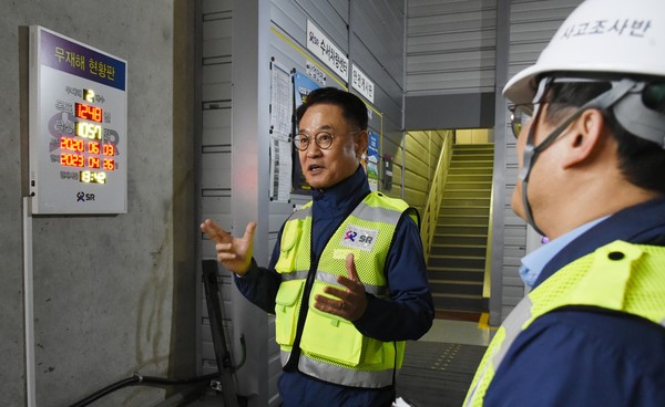 이종국 SR 대표이사가 지난 4월 26일 수서차량센터에서 GTX 임시정비 설비구축 위치 및 위험개소를 점검하고 있다. (사진=뉴시스)