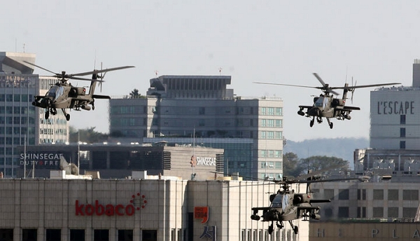 지난 22일 육군 AH-64E 아파치 공격헬기가 서울 종로구 세종대로 일대 상공에서 제75주년 국군의 날 기념 축하비행 예행연습을 하고 있다. (사진=뉴시스)