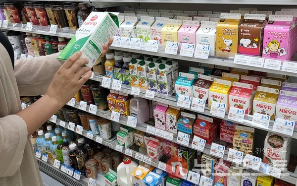 서울의 한 편의점에서 소비자가 우유를 고르고 있다. (사진=뉴스포스트 DB)