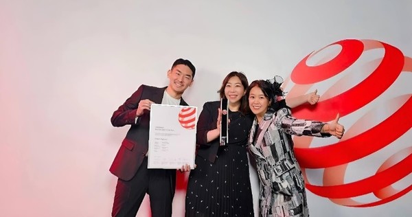 삼성SDS 김지현 CX팀장(상무) (가운데) 등  레드닷 디자인 어워드에서 최고 디자인상을 수상하고 기념촬영을 하고 있다.(사진=삼성SDS) 