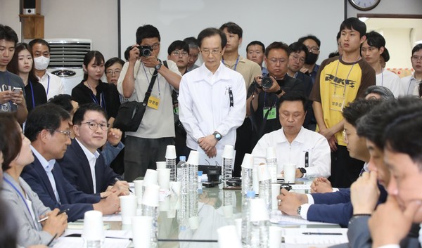 샤니 이강섭 대표이사가 지난 8월 16일 경기 성남시 샤니 생산공장 시찰에 나선 국회 환경노동위원회(위원장 박정 더불어민주당 의원)가 개최한 샤니 50대 직원 대형 반죽기 끼임 사고 사망 사건 보고 간담회에 출석해 위원들의 발언을 듣고 있다. (사진=뉴시스 제공)