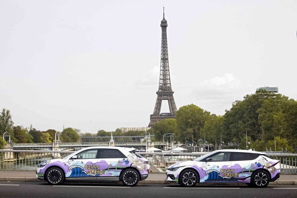 파리 에펠탑 인근에서 부산엑스포를 홍보하고 있는 현대자동차그룹 아트카. (사진=현대자동차그룹)
