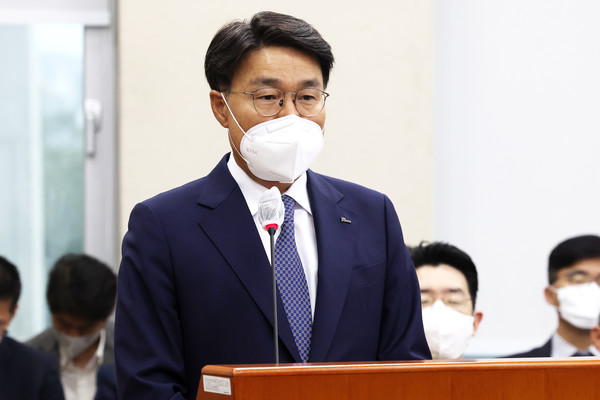 최정우 포스코그룹 회장이 지난해 서울 여의도 국회에서 열린 행정안전위원회 국정감사에서 출석해 의원들의 질의에 답하고 있다. (사진=뉴시스)