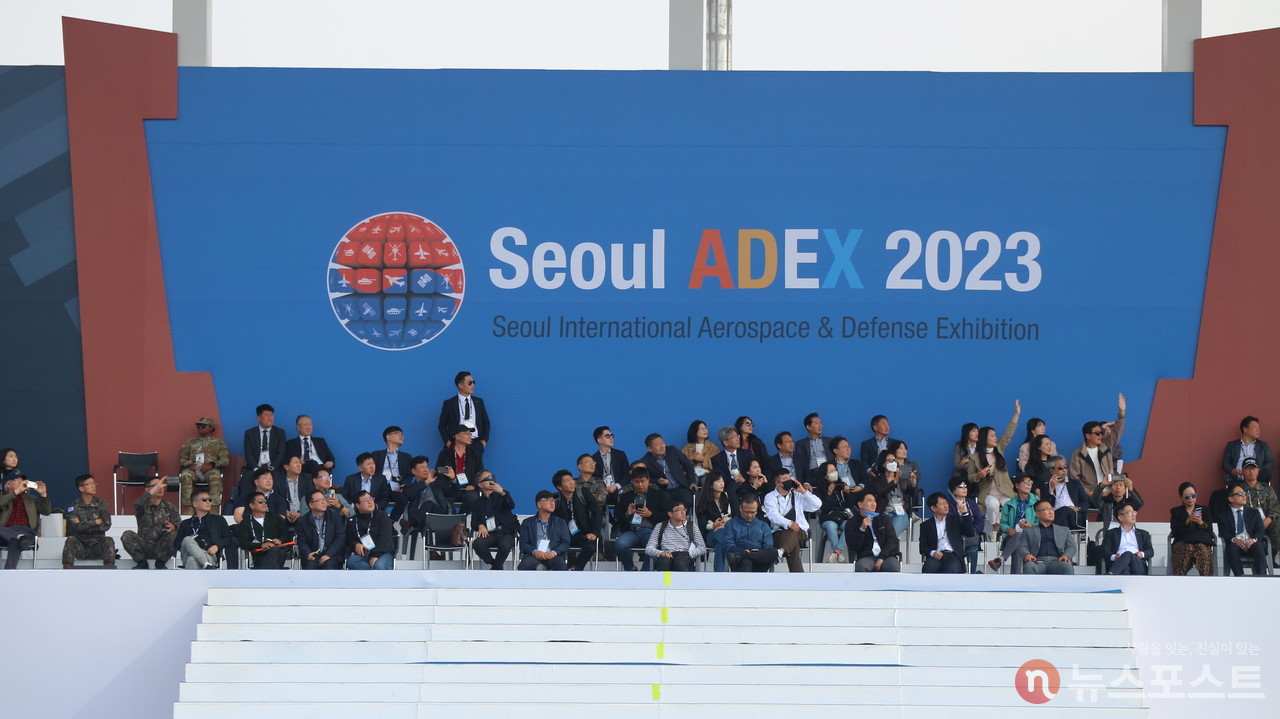10월 18일 서울 ADEX를 찾은 관람객들이 한국 공군 특수비행팀 블랙이글스의 곡예 비행을 관람하고 있다. (사진=뉴스포스트 강대호 기자)