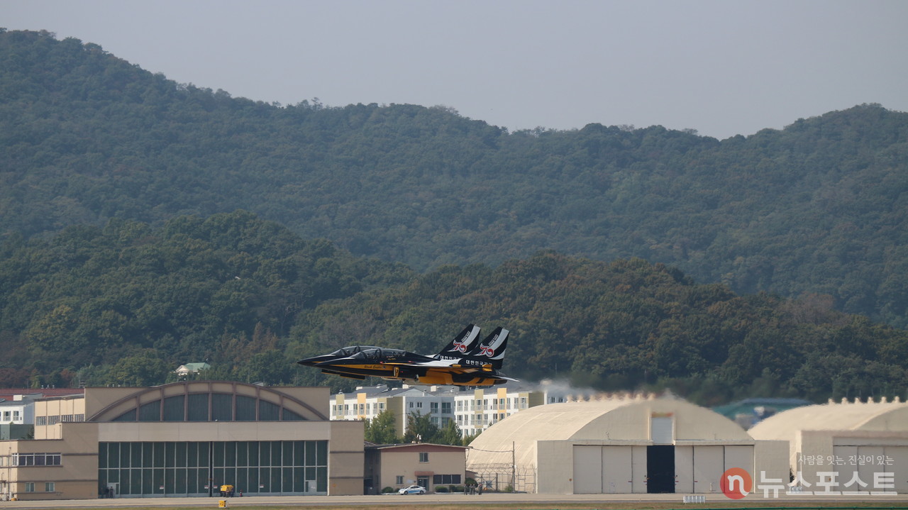 대한민국 공군 특수비행팀 '블랙이글스'가 서울공항을 이륙하고 있다.  (사진=뉴스포스트 강대호 기자)